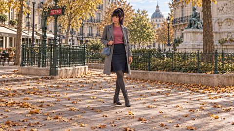 Illustration IA : Eva porte la tenue de palette Été, rose mauve, marine et gris, dans un décor parisien automnal.
