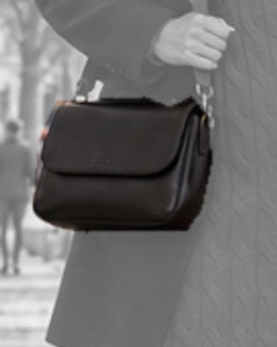 Détail de l’illustration IA : sac noir porté croisé.