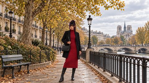Illustration IA : Eva porte la tenue de palette Hiver, rouge cerise et noir, dans un décor parisien automnal.